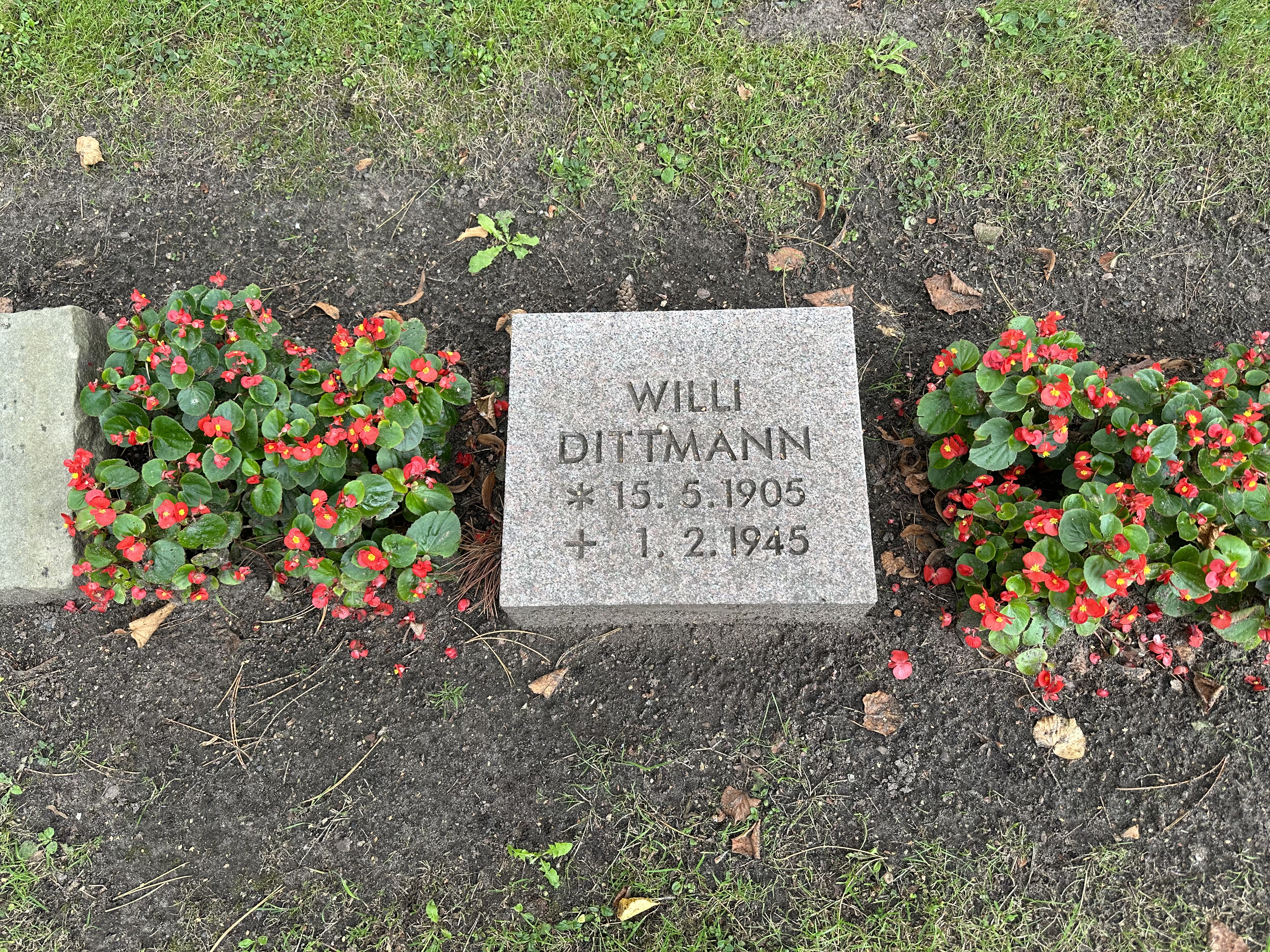 Neue Grabplatte auf dem Friedhof Ohlsdorf. Willy Dittmann, 15.5.1905, 1.2.1945